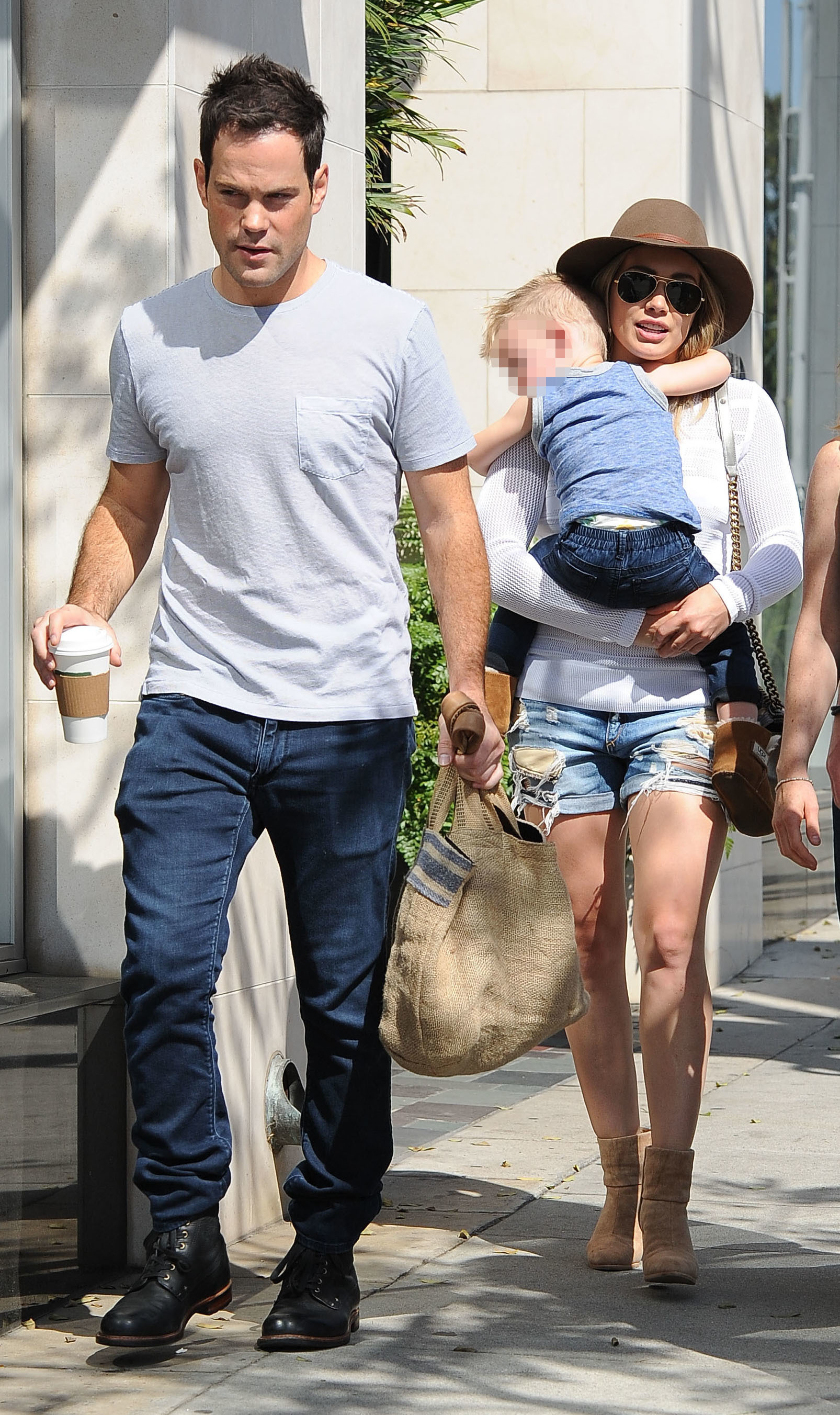 Hilary Duff has breakfast with her family