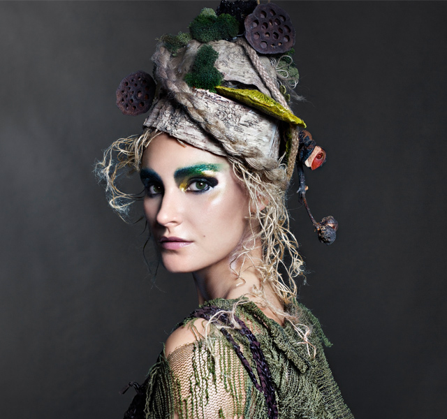 Elizabeth Banks' Red Carpet Style: Nicole and Wendi Ferreira