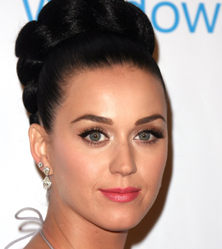 Sarah Michelle Gellar & Olay Make Scream Spoof for Super Bowl 2019