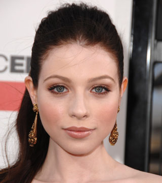 Can't Tan? How Embrace Pale Skin This Summer