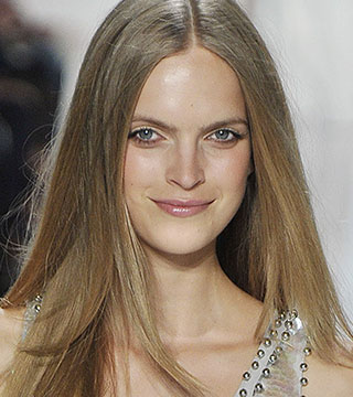 How R+Co Trophy Spray Gives Me Perfect Hair