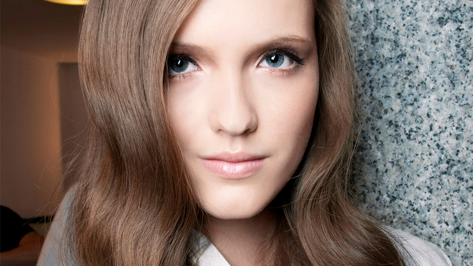 Best Anti-Aging Hair Products | woman with shiny wavy hair