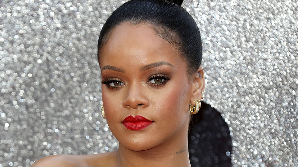 Busy Philipps Denies Airbrushing Moles on Magazine Cover