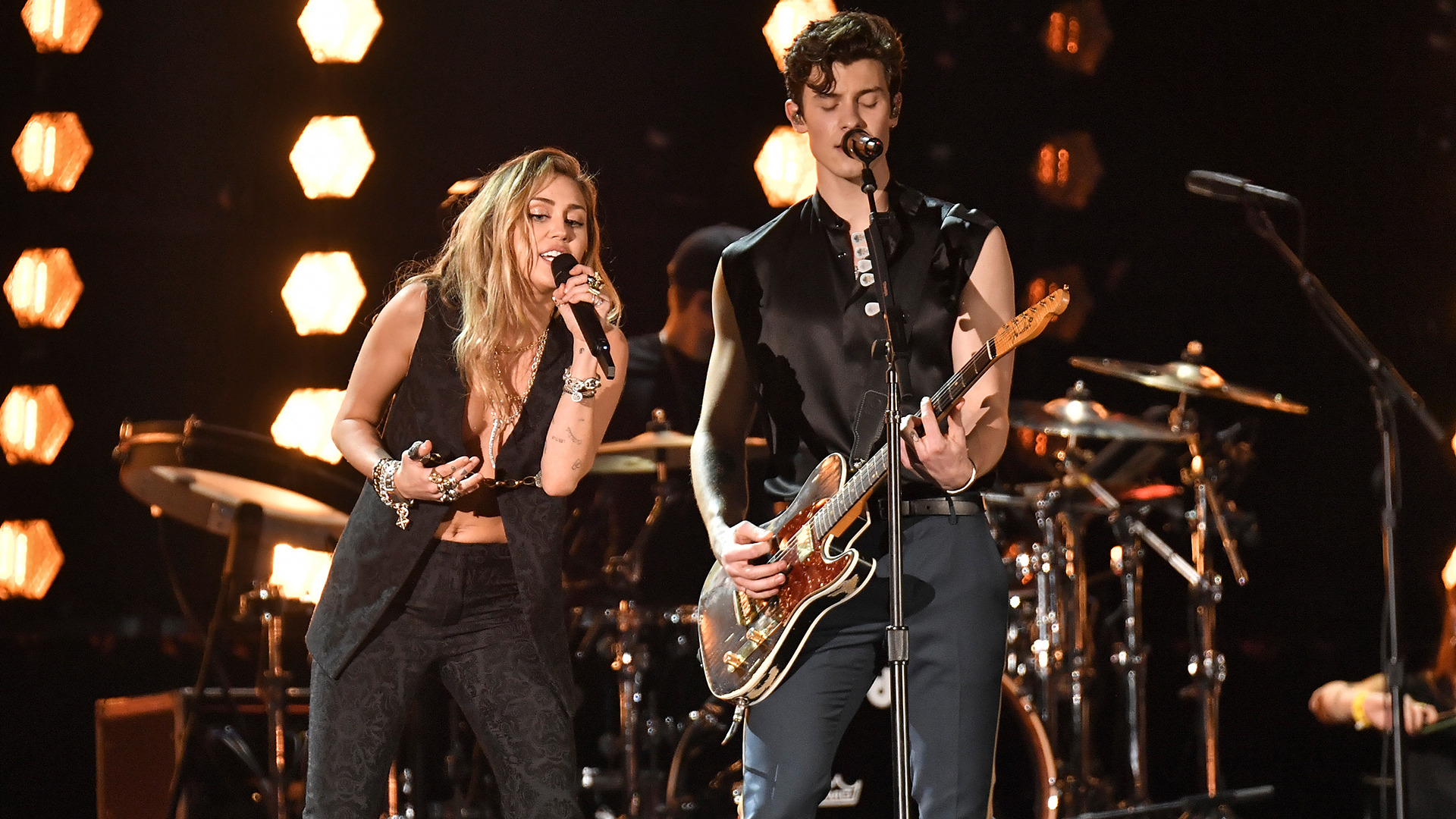 Miley Cyrus and Shawn Mendes | Grammys 2019