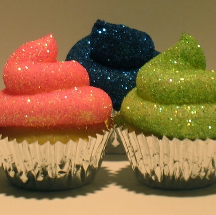 STYLECASTER | Glitter-Filled Recipes for New Year's Eve | Glitter Frosting Cupcakes