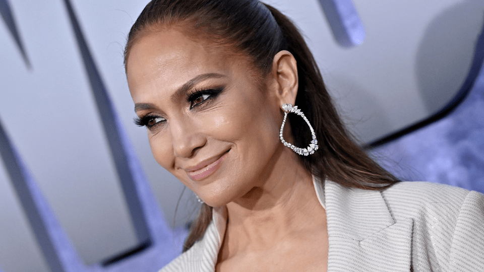 STYLECASTER | Jennifer Lopez Red Carpet Look
