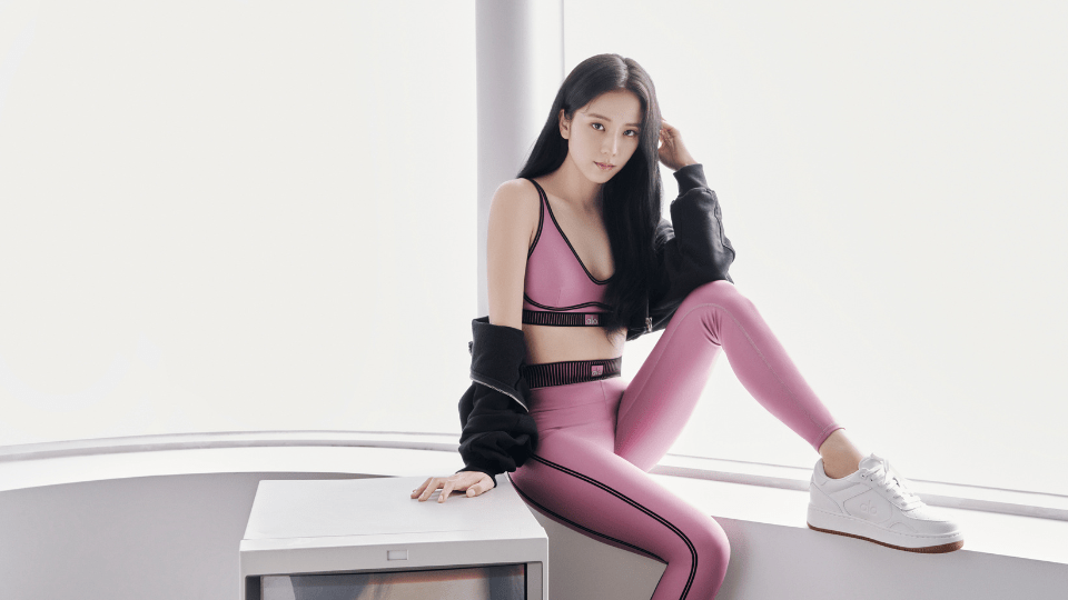 alo yoga jisoo
