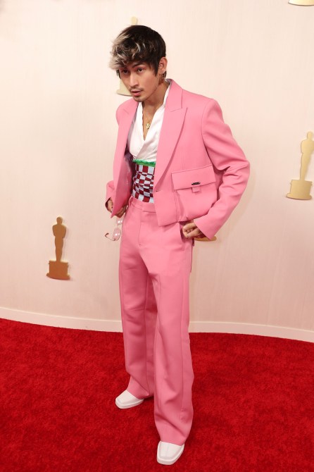 Ian Boggs in a light pink suit at the 2024 Oscars red carpet