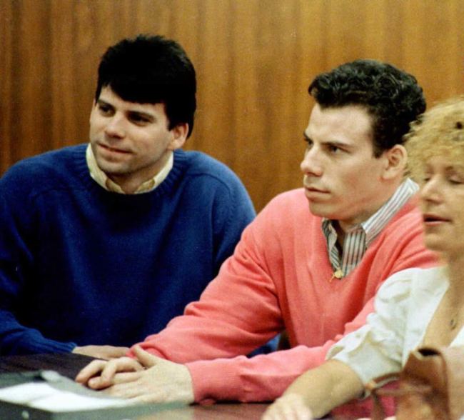 LOS ANGELES, UNITED STATES:  This 1992 file photo shows double murder defendants Erik (R) and Lyle Menendez (L) during a court appearance in Los Angeles, Ca.  The Menendez brothers have been found guilty of first degree murder 20 March in their second trial for the killing of their parents.  AFP PHOTO    Mike NELSON/mn