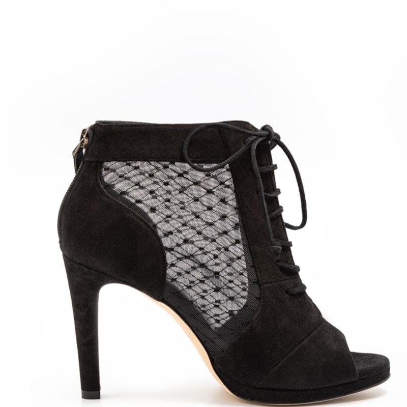 Shoe Trends 2025: Statement Flip-Flops, Retro Sneakers & More