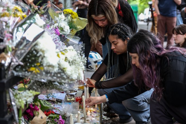 17 October 2024, Argentina, Buenos Aires: Fans lay flowers and light candles outside the hotel where British singer Liam Payne died. At the age of 31, the ex-One Direction Payne fell into the courtyard of the hotel