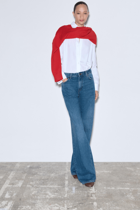 A Zara model wearing the Mid-Rise Wide Leg Jeans in a medium wash