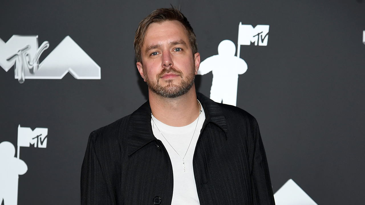 ELMONT, NEW YORK - SEPTEMBER 11: Iain Stirling attends the 2024 MTV Video Music Awards at UBS Arena on September 11, 2024 in Elmont, New York